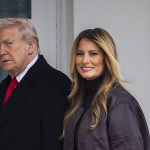 Niko ne bi obožavanu jaknu nosio ovako – osim Melanije! Prva dama Amerike kao da je izašla iz 90-ih i spaja nespojivo