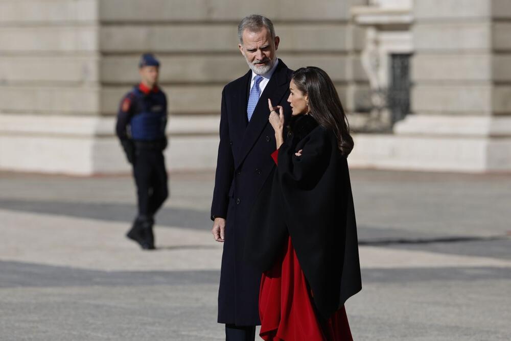 Kraljica Leticija od Španije u Carolina Herrera pelerini