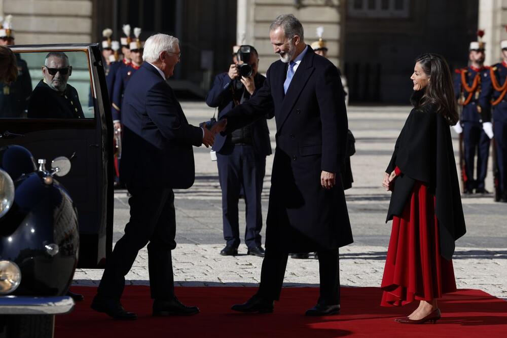 Kraljica Leticija od Španije u Carolina Herrera pelerini