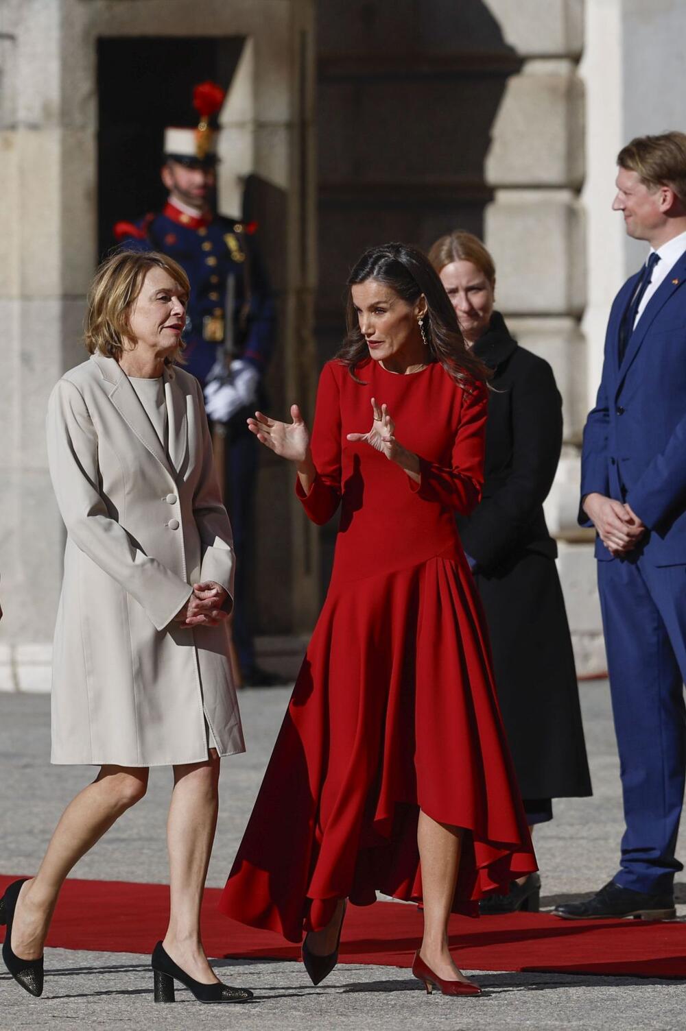 <p>Španska kraljica Leticija poznata je kao modna kraljica reciklaže jer često i rado nosi staru odeću na sasvim nove načine, a sada je ponovo ponela svoju omiljenu pelerinu.</p>
