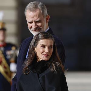 Tako praktičan da ga nosi 14. put! Omiljeni kaput kraljice Leticije izgleda nadmoćno i uz damske haljine i uz džins