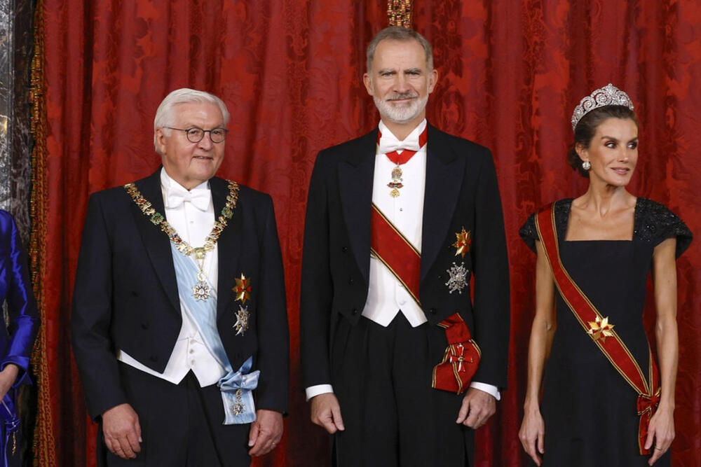 <p>Kraljica Leticija je za državni banket u okviru državne nemačke posete obukla elegantnu haljinu rađenu po meru i tijaru koju nije nosila 7 godina. Uz sve, imala je pomalo neobičan izbor obuće.</p>