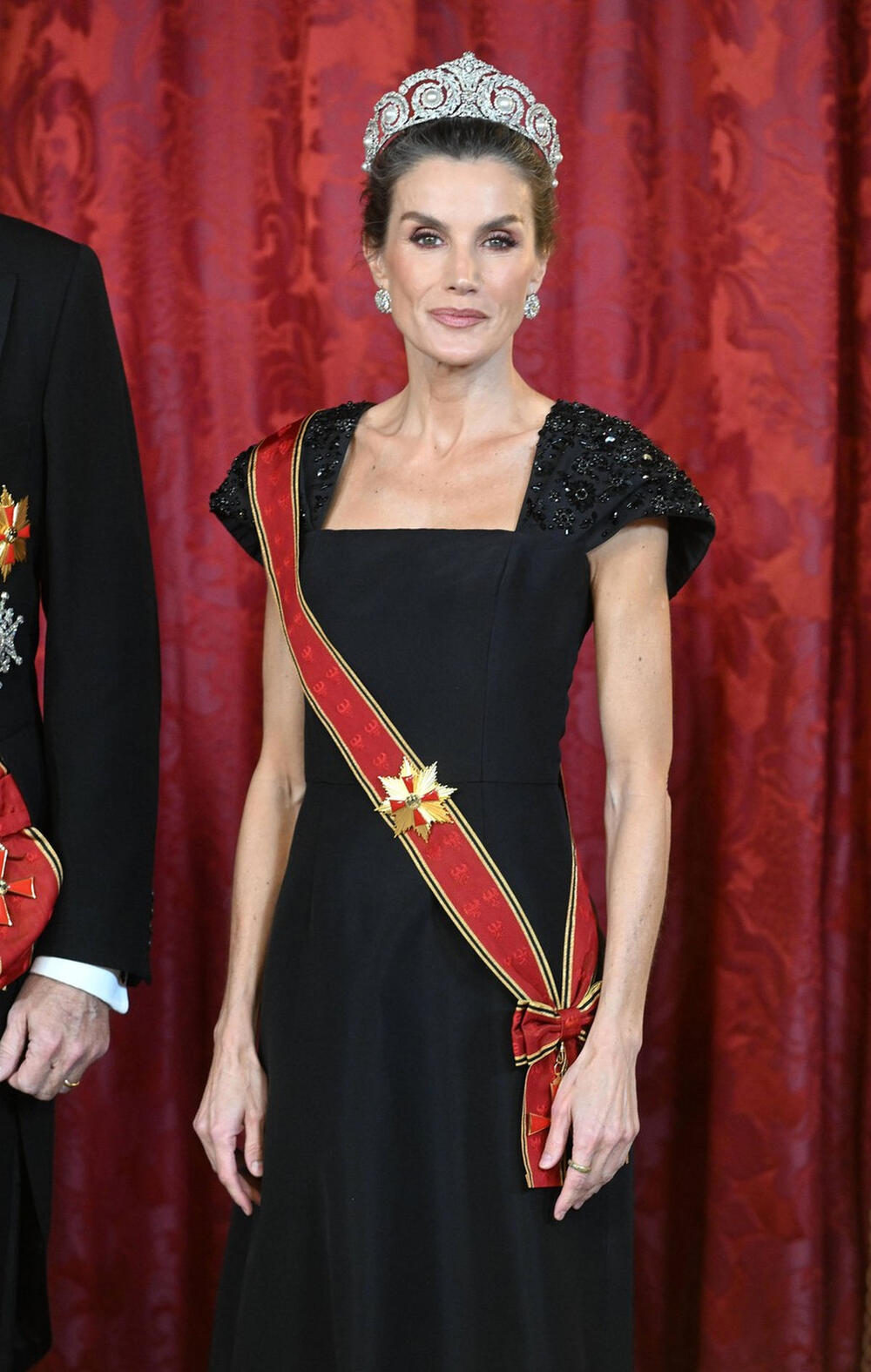 <p>Kraljica Leticija je za državni banket u okviru državne nemačke posete obukla elegantnu haljinu rađenu po meru i tijaru koju nije nosila 7 godina. Uz sve, imala je pomalo neobičan izbor obuće.</p>