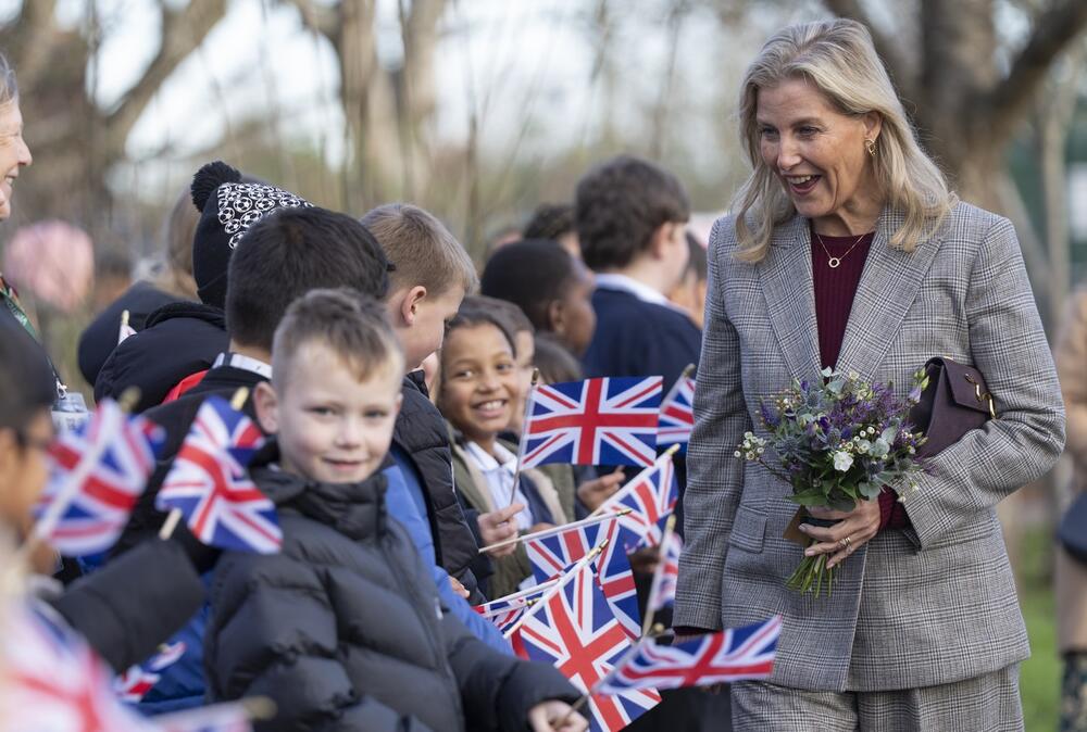 Vojvotkinja Sofi od edinburga u kariranom odelu