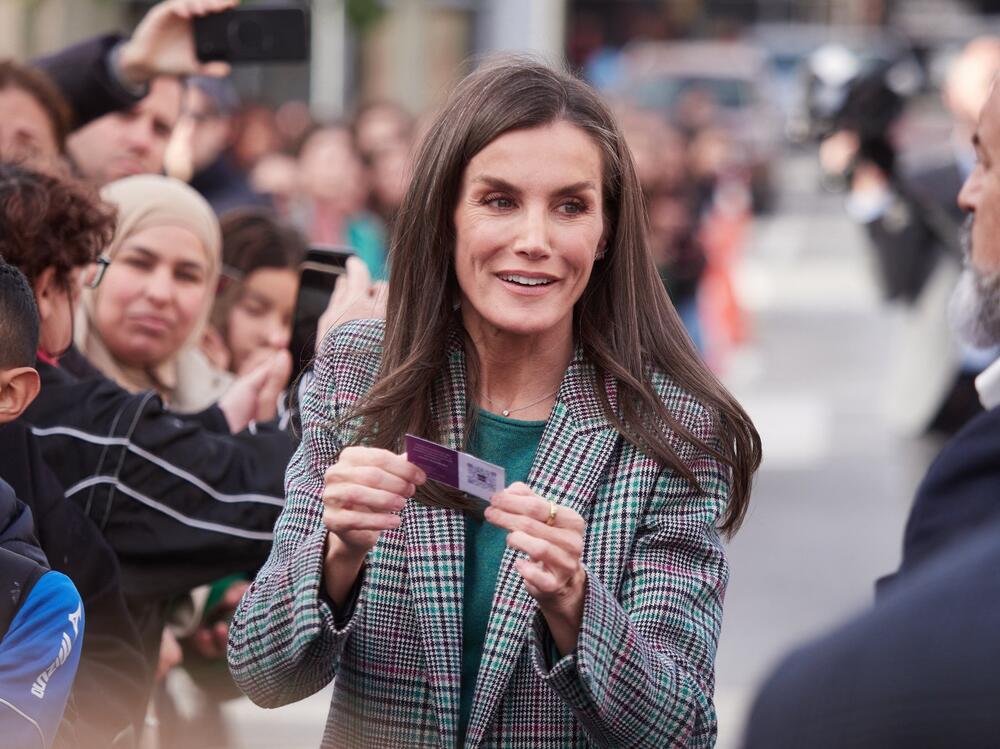 Kraljica Leticija od Španije u kariranom sakou