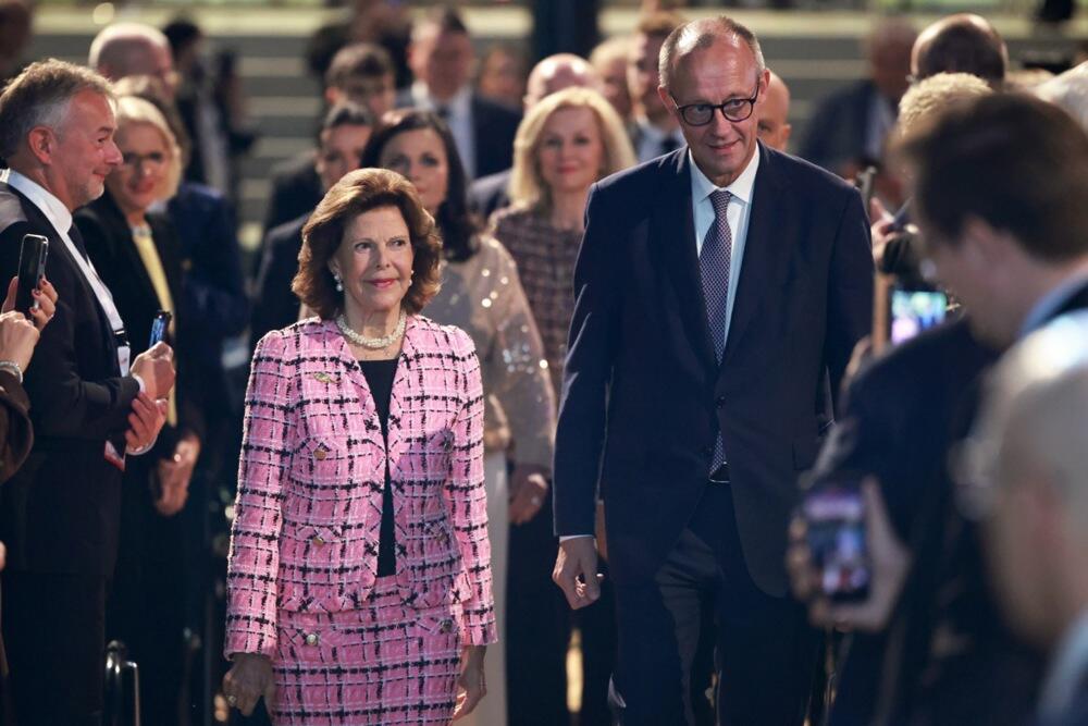  Kraljica Silvija od Švedske u kariranom kompletu