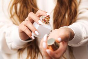 Baršunasti, nežni i mirišu na čisto: Ovi parfemi su potcenjeni, a toliko su lepi da ćete ih prskati i pred spavanje