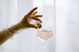 Ako koristite parfem ovako, užasno grešite: Ili će odmah izgubiti miris ili će se osećati vrlo neprijatno