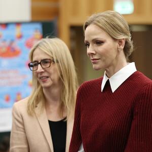 Efektni elegantni kombinezon & dobro poznata frizura: 3.700 evra za stajling princeze Šarlin iz modnih udžbenika