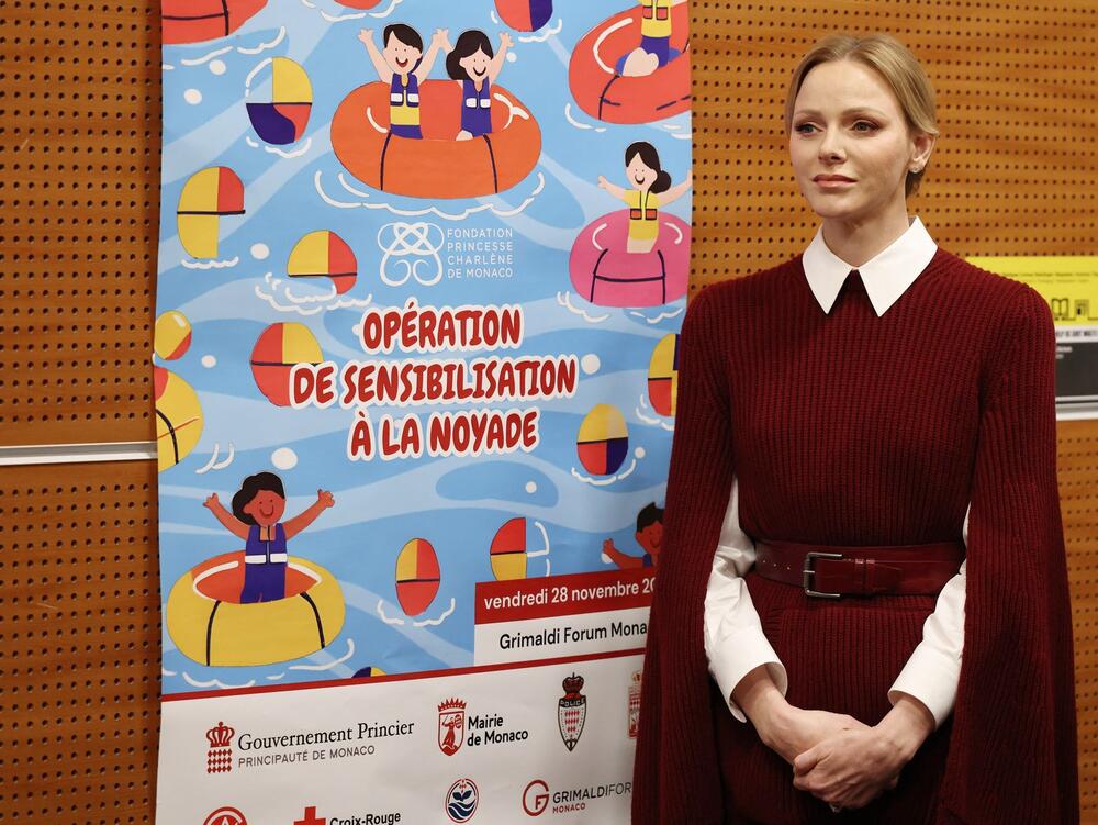 Princeza Šarlin od Monaka na Grimaldi Forumu u Max Mara džemper-haljini koju je nosila kao tunku, u kombinaciji s pantalonama zvonastih nogavica