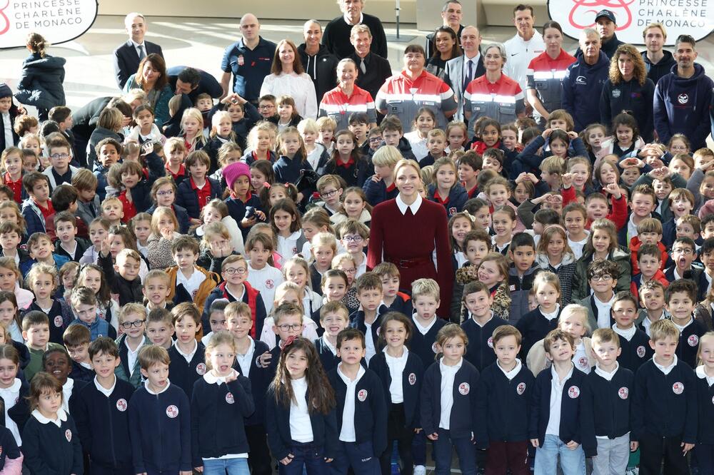 Princeza Šarlin od Monaka na Grimaldi Forumu u Max Mara džemper-haljini koju je nosila kao tunku, u kombinaciji s pantalonama zvonastih nogavica