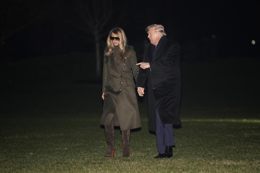 Melanija i Donald Tramp na travnjaku Bele kuće, pri povratku iz Mar-a-Laga posle Dana zahvalnosti
