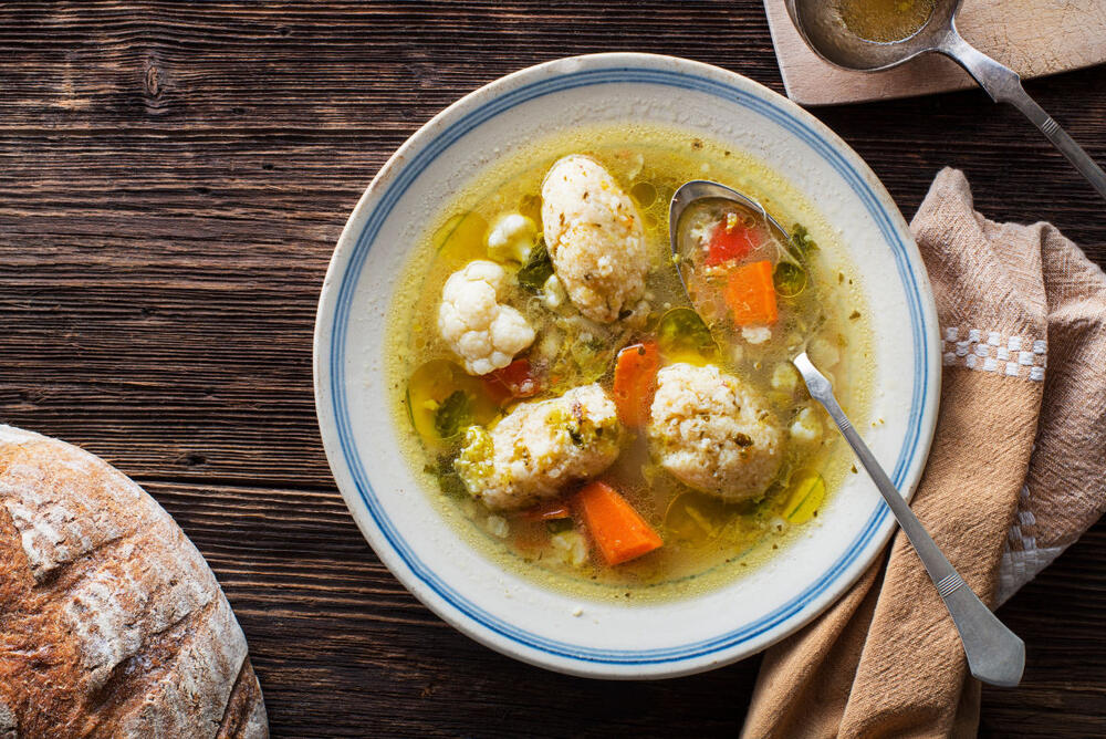 Domaća supa sa griz knedlama