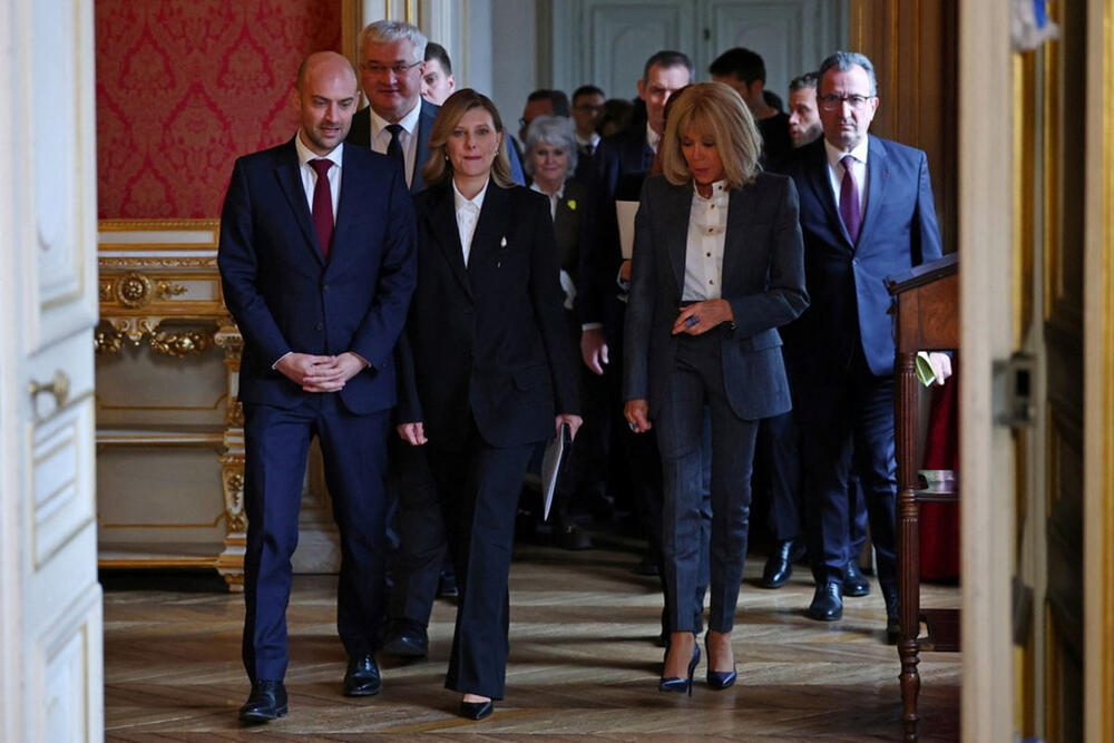 <p>Obe su za ovu priliku odabrale odela, koja su bila posve različita, ali podjednako dominantna i stilizovana.</p>