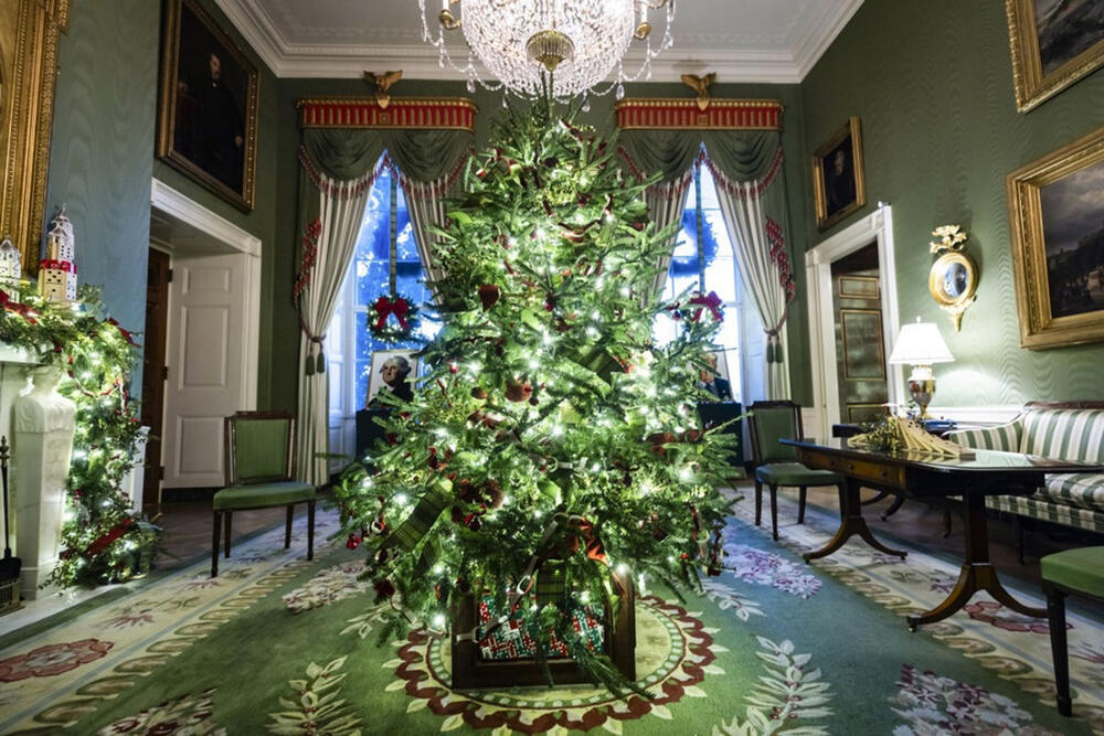 <p>Prva dama Amerike Melanija Tramp po peti put dekoriše Belu kuću za praznike, a ovog puta je nadmašila samu sebe i podigla sve na mnogo viši nivo.</p>