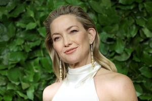 Kao da se tečno zlato razliva njenim savršenim telom: Čuvena plavuša na crvenom tepihu demonstrirala moć jednostavnosti