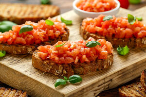 Savršeno predjelo gotovo za tačno 8 minuta: Hrskavi brusketi sa belim lukom i parmezanom idealni su za iznenadne goste