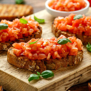 Savršeno predjelo gotovo za tačno 8 minuta: Hrskavi brusketi sa belim lukom i parmezanom idealni su za iznenadne goste