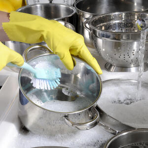 Kako se pravilno čisti posuđe od nerđajućeg čelika? Trikovi uz koje će vaše šerpe blistati kao da su nove