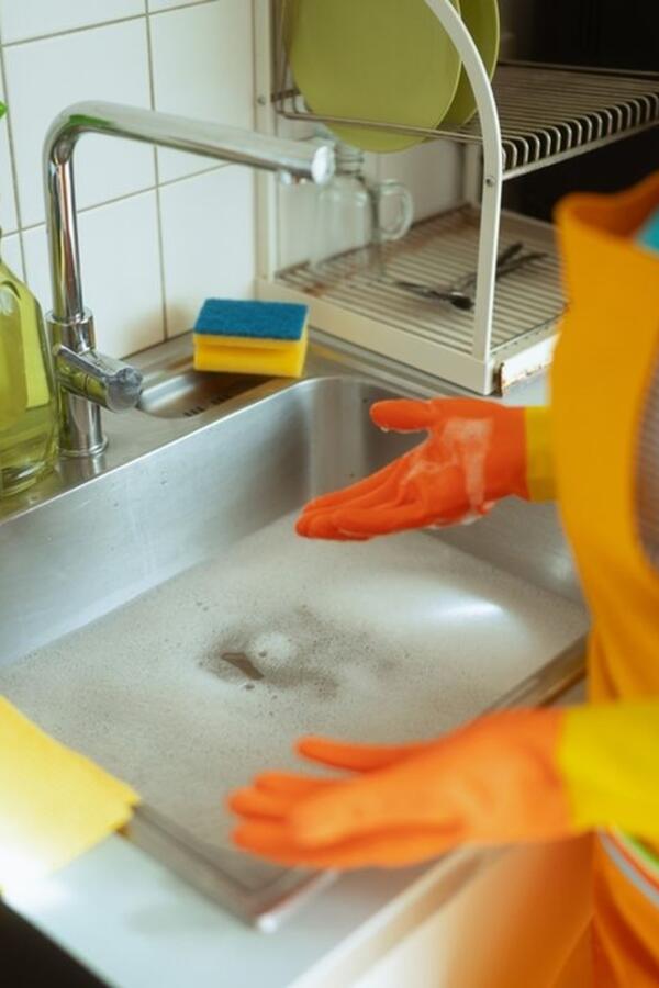 Za zapušenu sudoperu ne treba ni sirće, ni soda bikarbona: Sipajte pola čaše u odvod i gledajte kako se sam čisti