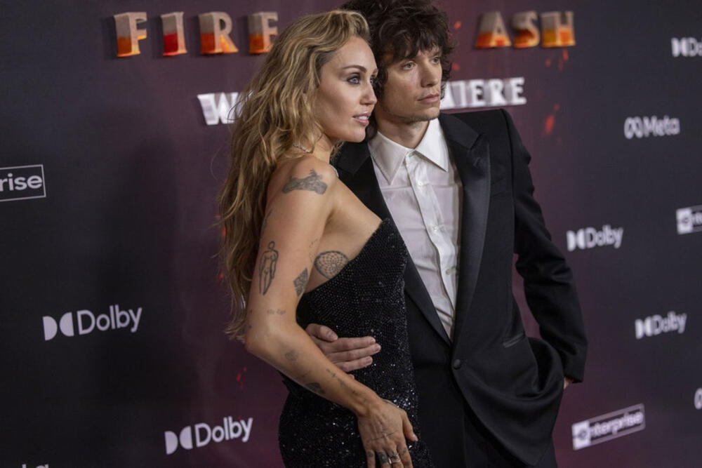 <p>Pevačica Majli Sajrus je spremna da ponovo stane "na ludi kamen", javljaju američki mediji, a ona se nedavno našalila na svoj račun i nazvala sebe kuguarkom.</p>