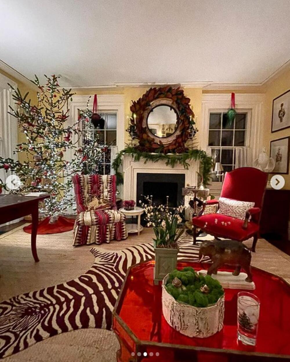 Novoogdišnja dekoracija s fokusom na supertanku jelku