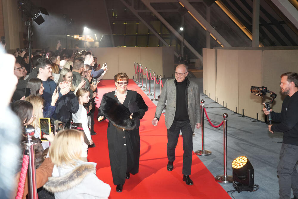 <p>Jedna od najzapaženijih na premijeri filma "Povratak Žikine dinastije" bila je glumica Vesna Čipčić, koja u serijalu filmova o Žiki Pavloviću tumači lik frau Elze. Ona se na premijeri pojavila u crnom monohromatskom izdanju koje je "začinila" predivnim detaljima.</p>