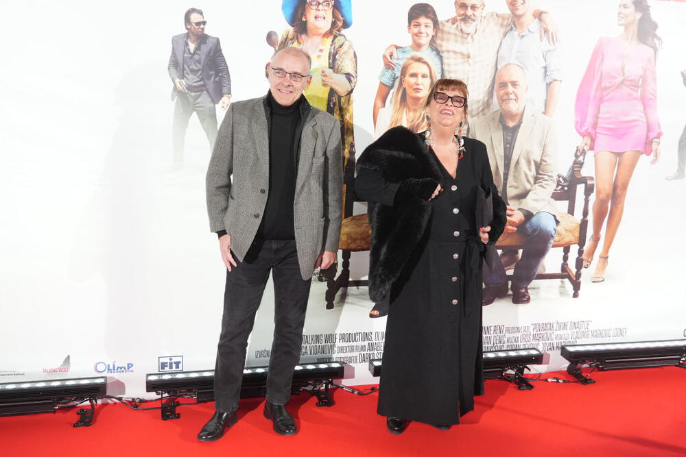 <p>Jedna od najzapaženijih na premijeri filma "Povratak Žikine dinastije" bila je glumica Vesna Čipčić, koja u serijalu filmova o Žiki Pavloviću tumači lik frau Elze. Ona se na premijeri pojavila u crnom monohromatskom izdanju koje je "začinila" predivnim detaljima.</p>