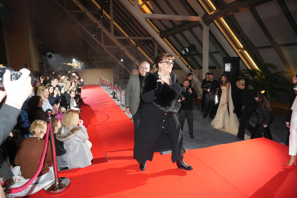 <p>Jedna od najzapaženijih na premijeri filma "Povratak Žikine dinastije" bila je glumica Vesna Čipčić, koja u serijalu filmova o Žiki Pavloviću tumači lik frau Elze. Ona se na premijeri pojavila u crnom monohromatskom izdanju koje je "začinila" predivnim detaljima.</p>