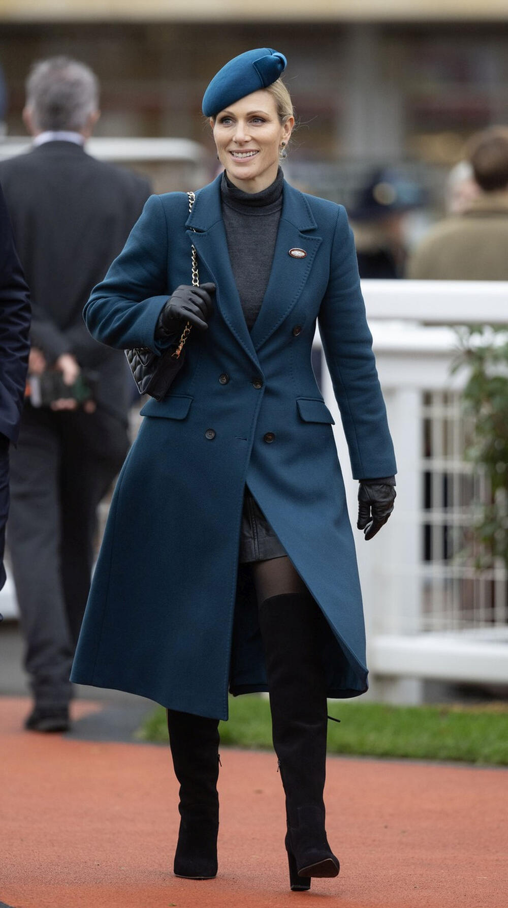 <p>Zara Tindal, ćerka princeze Ane i unuka kraljice Elizabete Druge, podarila nam je nedavno važnu modnu lekciju kako da sa stilom nositi kožnu suknju i izgledate fantastično.</p>