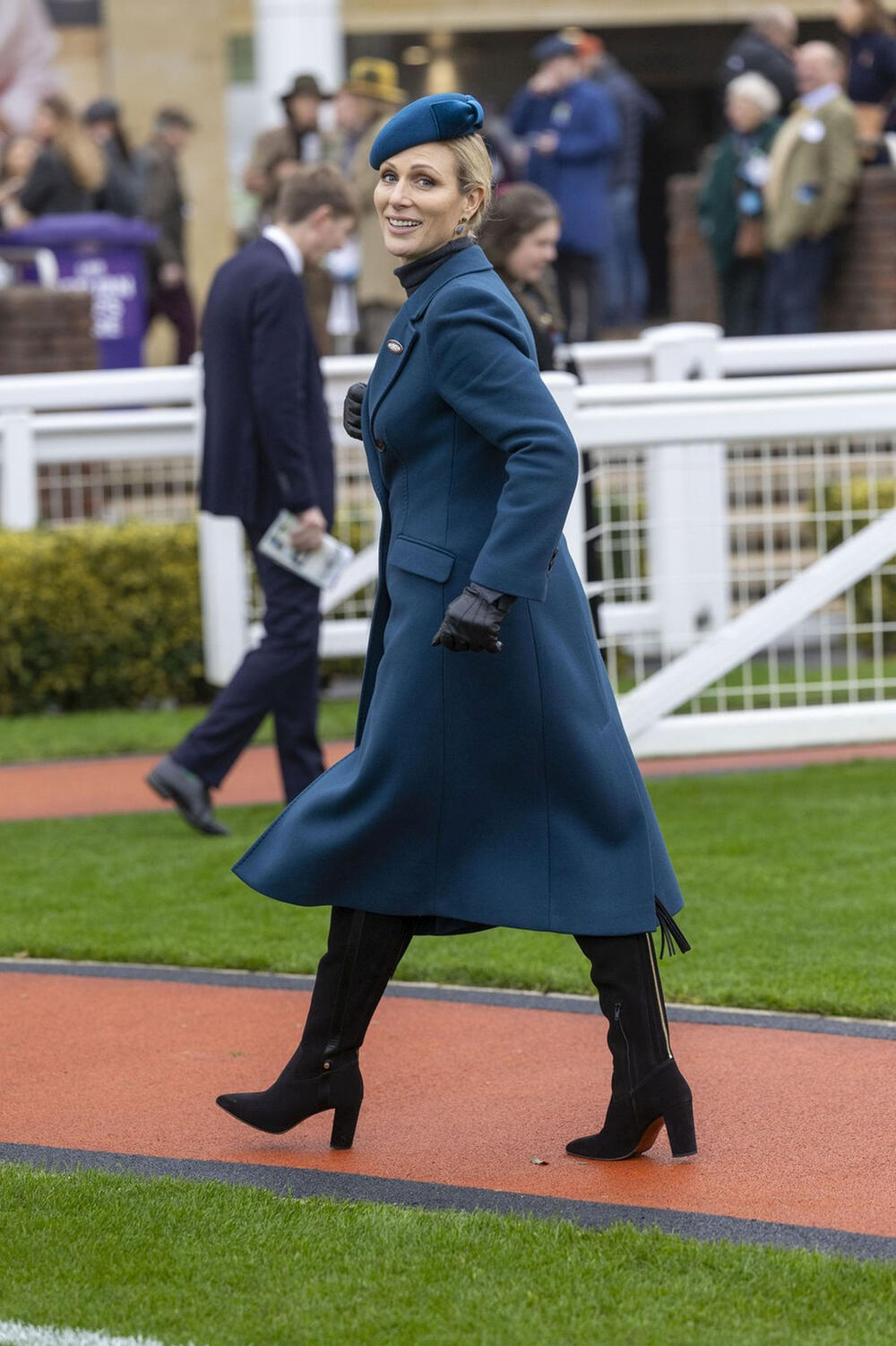 <p>Zara Tindal, ćerka princeze Ane i unuka kraljice Elizabete Druge, podarila nam je nedavno važnu modnu lekciju kako da sa stilom nositi kožnu suknju i izgledate fantastično.</p>