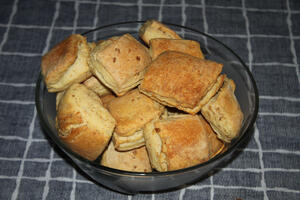 Kad ih jednom probate, nećete moći da se zaustavite: Zlatne i hrskave pogačice sa čvarcima tope se u ustima (RECEPT)