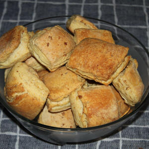 Kad ih jednom probate, nećete moći da se zaustavite: Zlatne i hrskave pogačice sa čvarcima tope se u ustima (RECEPT)