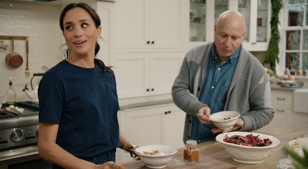 DECA HARIJA I MEGAN JEDU SLANINU I JAJA KAO DA SU IZ SRBIJE