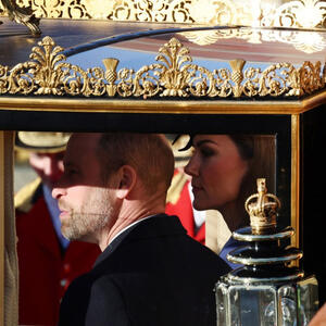 Boja mami poglede, a kroj sužava struk i laska svakoj figuri: Elegantno izdanje kojim je Kejt Midlton očarala Britaniju