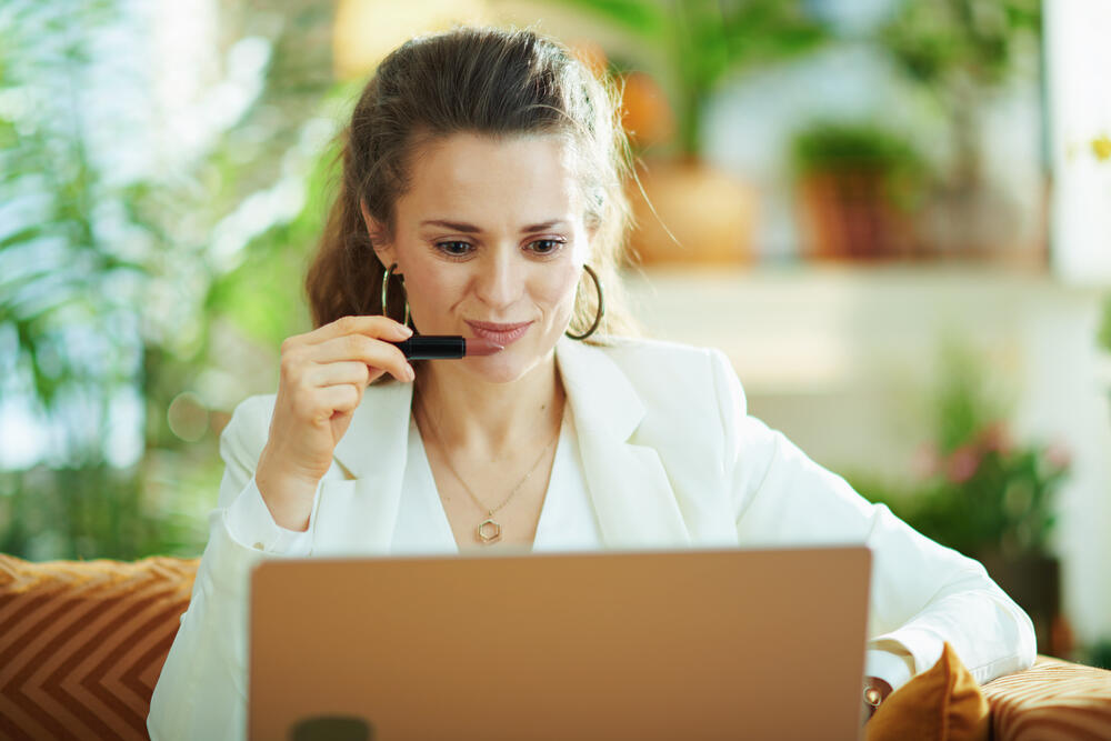 U tridesetim licu svežinu daju nude tonovi karmina