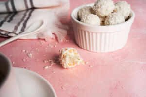 Bez pečenja & za 15 minuta na stolu: Najbolji recept za rafaelo kuglice od 3 sastojka svaka kuća mora da ima