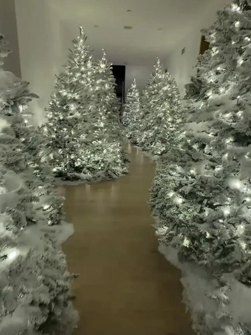 Novogodišnja dekoracija u domu Kim Kardašijan