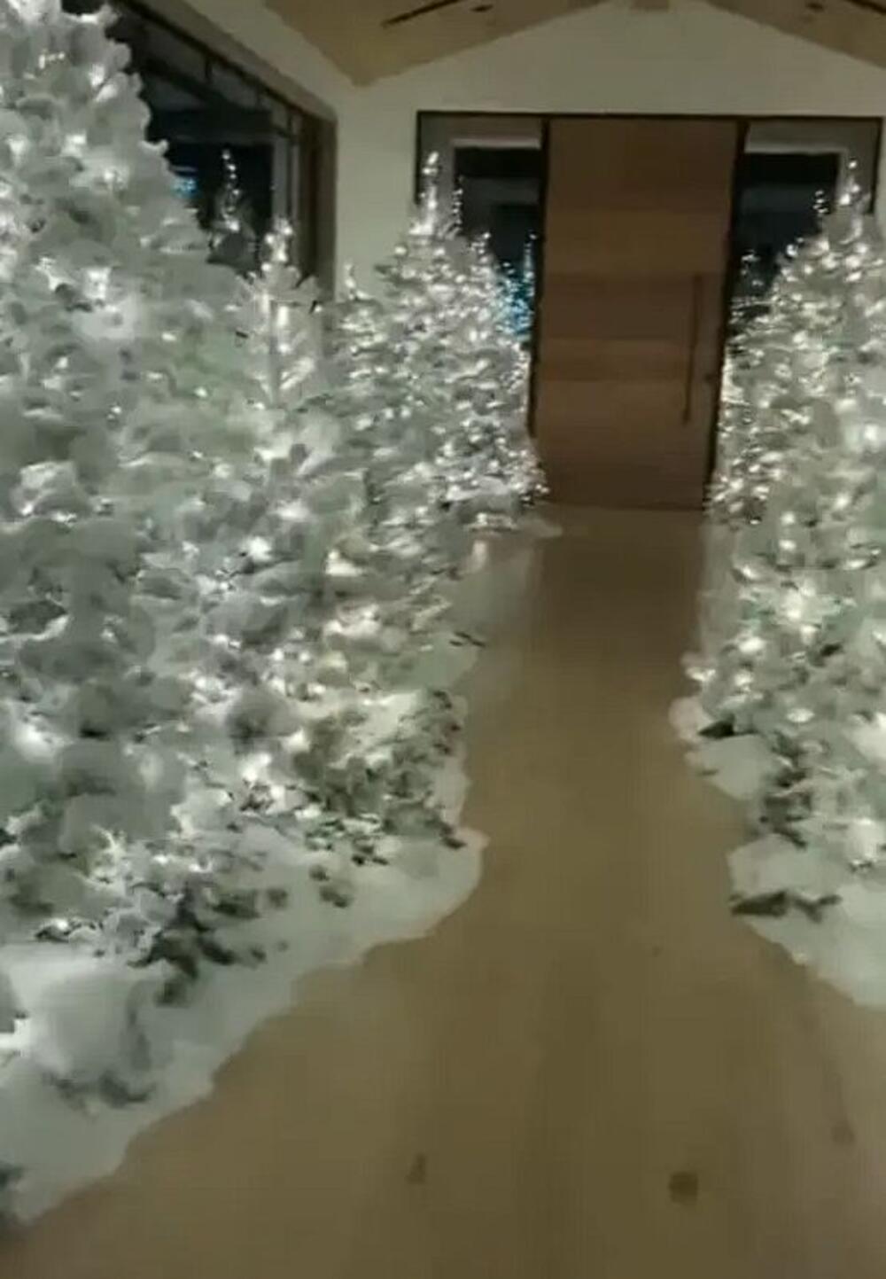 Kim Kardašijan preterala s novogodišnjim jelkama