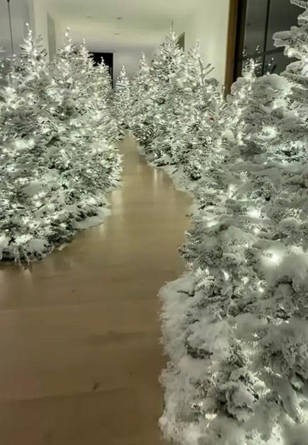 Kim Kardašijan preterala s novogodišnjim jelkama