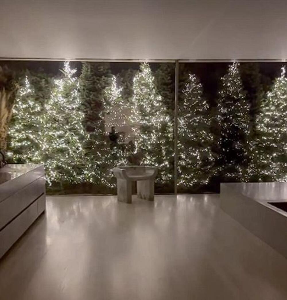 Novogodišnja dekoracija Kim Kardašijan 2022. godine