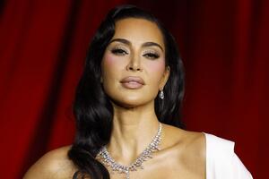 "Gnusno" je samo jedna od reči kojom je opisuju: Novogodišnju dekoraciju u domu Kim Kardašijan stvarno mroate da vidite