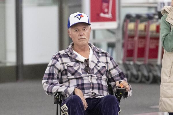 "Niko me ne bi krivio da se pokrijem i plačem 2 nedelje..." Glumac iskreno o bolesti koja mu ubrzano razara telo