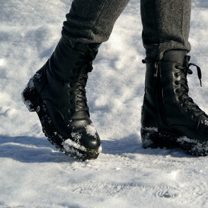 Noge će ostati suve i po najvećij bljuzgi! Uz ovaj trik svaka obuća postaje nepromočiva, a treba vam 1 sastojak