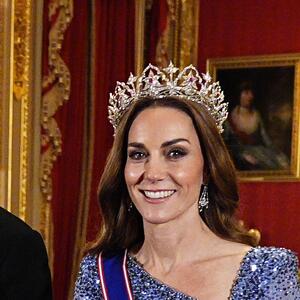 Kad je Kejt Midlton stigla na banket, sve je stalo: 2.600 dijamanta na glavi, a haljina – remek-delo kao iz bajke!