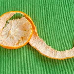 5 načina da iskoristite koru pomorandže u bašti: Odbija štetočine, hrani biljke & uklanja neprijatne mirise