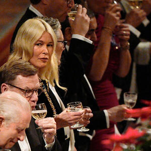 Crna Balmain fantazija od 6.200 € je SUVA MOĆ: Klaudija Šifer očarala na kraljevskom banketu u Vindzoru