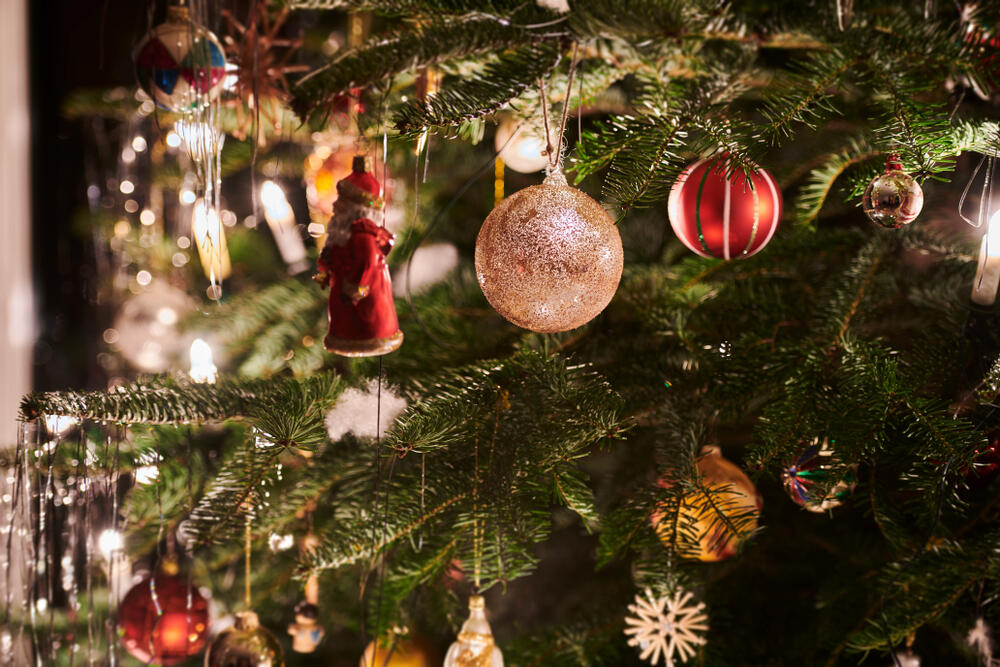 Novogodišnja jelka s ukrasima