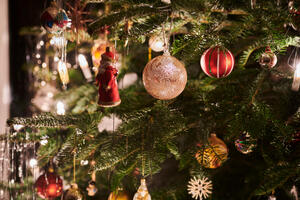 Ovaj korak pre kićenja jelke svi preskaču: Ako svoj dom ukrašavate veštačkim drvetom, on je najvažniji