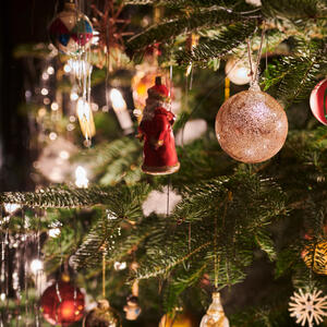 Ovaj korak pre kićenja jelke svi preskaču: Ako svoj dom ukrašavate veštačkim drvetom, on je najvažniji